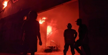 Pabrik Cat di Mojokerto Hangus Terbakar