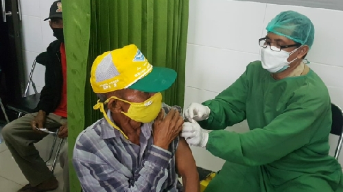 Nakes Berjibaku Tuntaskan Vaksinasi Covid-19  di Balongpanggang Gresik